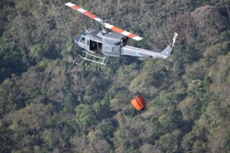 Sigue la lucha contra el incendio en el volcán Atitlán