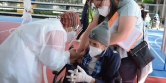 Adultos mayores de asilos comienzan a recibir vacuna contra el coronavirus