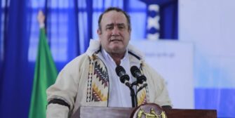 Giammattei confirma que variante Delta afecta a jóvenes