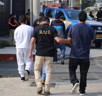 Tres personas fueron deportadas y al ingresar al país les apareció orden de captura