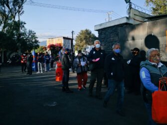México: anciana acude a centro de vacunación y pide que la liberen de un secuestro