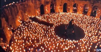 Rodeado de velas y en la intimidad, Arjona canta desde la Antigua para el mundo