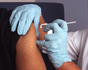 Alto ejecutivo de Pfizer cree que habrá necesidad de vacunarse cada año contra el covid-19