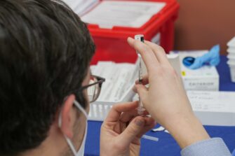 Nueva York y otros estados detienen el el uso de la vacuna de Johnson & Johnson por casos de coágulos