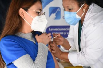 Habilitan nuevo puesto de vacunación para atender a médicos