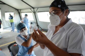 Gobierno estima nueva fecha para ingreso de dosis adquiridas a través de COVAX