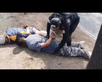 VIDEO | Momento en que agentes neutralizan a presuntos asaltantes