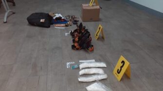 Encuentran droga en zapatos que tenían doble fondo