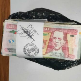 Capturan a una mujer y a un hombre, son señalados de extorsión