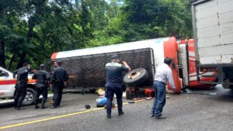 Bus vuelca en ruta de Los Encuentros hacia Chichicastenango