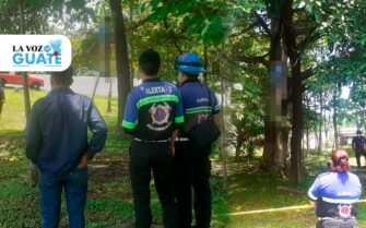 Encuentran cadáver de hombre suspendido de un árbol