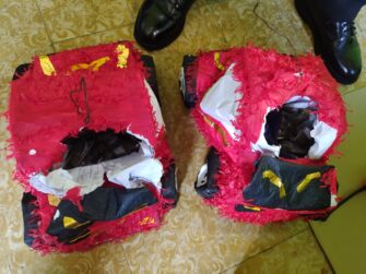 Droga es encontrada escondida entre piñatas con formas de carros