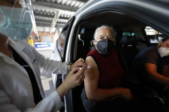 ¿A quiénes se aplicará la cuarta dosis de la vacuna contra el Covid-19?