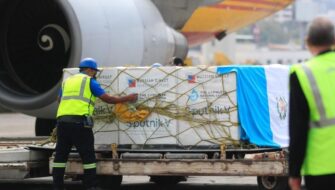 Anuncian la llegada de dos aviones con dosis de vacunas Sputnik V