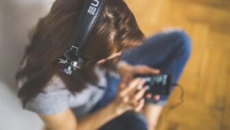 5 canciones que no faltan en un playlist de ochenteros