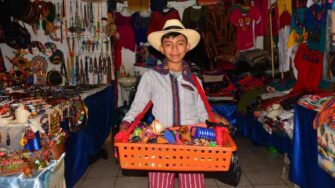 El niño políglota de Sololá que deslumbra en El Salvador