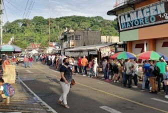 Guatemaltecos en busca de vacuna en otros lugares