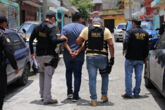 Capturan a presuntos asesinos de extranjeros en allanamientos