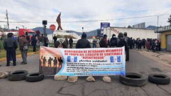 Ex militares bloquean carreteras del país como exigencia a aprobación de ley