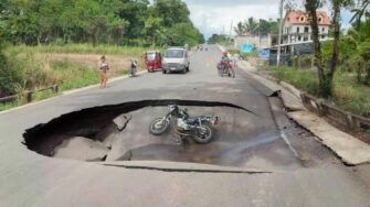 Colapsa carretera en Quiché inaugurada por Alejandro Giammattei