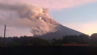 VIDEO | Volcán de Fuego entra en una nueva fuerte fase de erupción