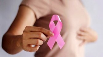 ¿Qué factores pueden hacer que se desarrolle cáncer de mama?