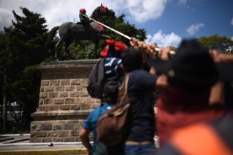 Manifestantes destruyen monumento de José Maria Reina