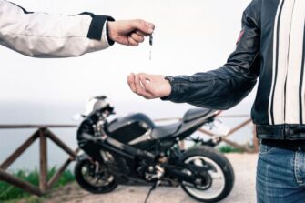 Capturado por presuntamente comprar moto con un cheque sin fondos