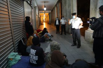 Imparten taller a personas en situación de calle para prevenirlas sobre las drogas