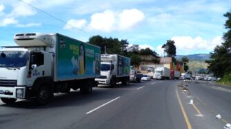 Continúan bloqueos en carreteras
