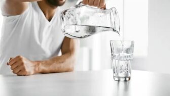 Beneficios de tomar ocho vasos de agua al día