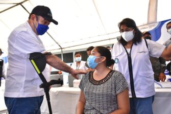 ¿Quiénes recibirán primero la tercera dosis de la vacuna contra el Covid-19?