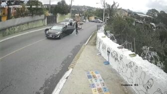 VIDEO | Cámara capta momento en que acribillan a víctimas en la capital