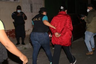 Mujer es capturada tras encontrarle varios ilícitos