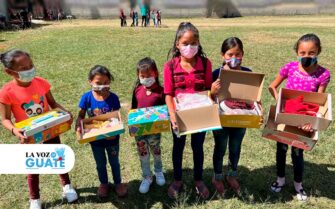 Donan zapatos para 550 niños en esta Navidad