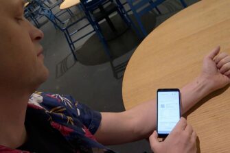 Desarrollan un implante bajo la piel que muestra el pasaporte Covid-19