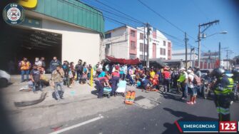 Taxi arolla a seis personas en la calzada Aguilar Batres