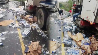 Camión cargado se cervezas de accidenta y vecinos aprovechan para llevarse el producto