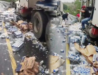 Camión cargado se cervezas de accidenta y vecinos aprovechan para llevarse el producto