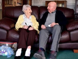 Mujer de 98 años se muda a asilo para cuidar a su hijo de 80