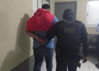 Presuntamente compraba vehículos con depósito bancarios falsos