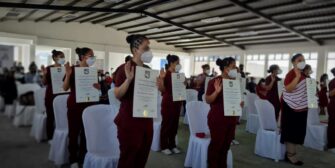 Mujeres se gradúan a nivel universitario como parteras