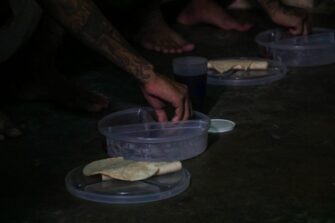 Reos de El Salvador se quejan porque ahora no les dan pollo para comer