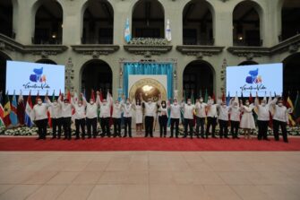 Alejandro Giammattei devela monumento conmemorativo