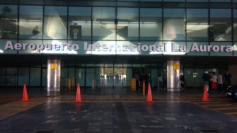 Investigan a policía involucrado en soborno a turista