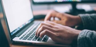 Facebook cierra dos páginas usadas por personas para estafar a migrantes