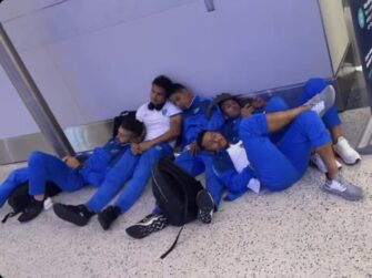 Seleccionados nacionales pasaron la noche en el suelo de un aeropuerto