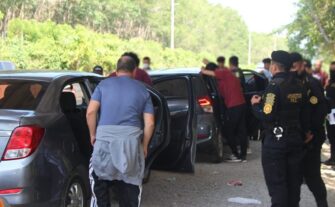 Capturan a presuntos coyotes que trasportaban a 20 cubanos en cuatro carros