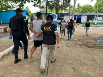 Tras encuentro de objetos prohibidos, esposan a reos en Granja Canadá