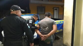 CAPTURADO | Se da a la fuga con camión robado y termina herido